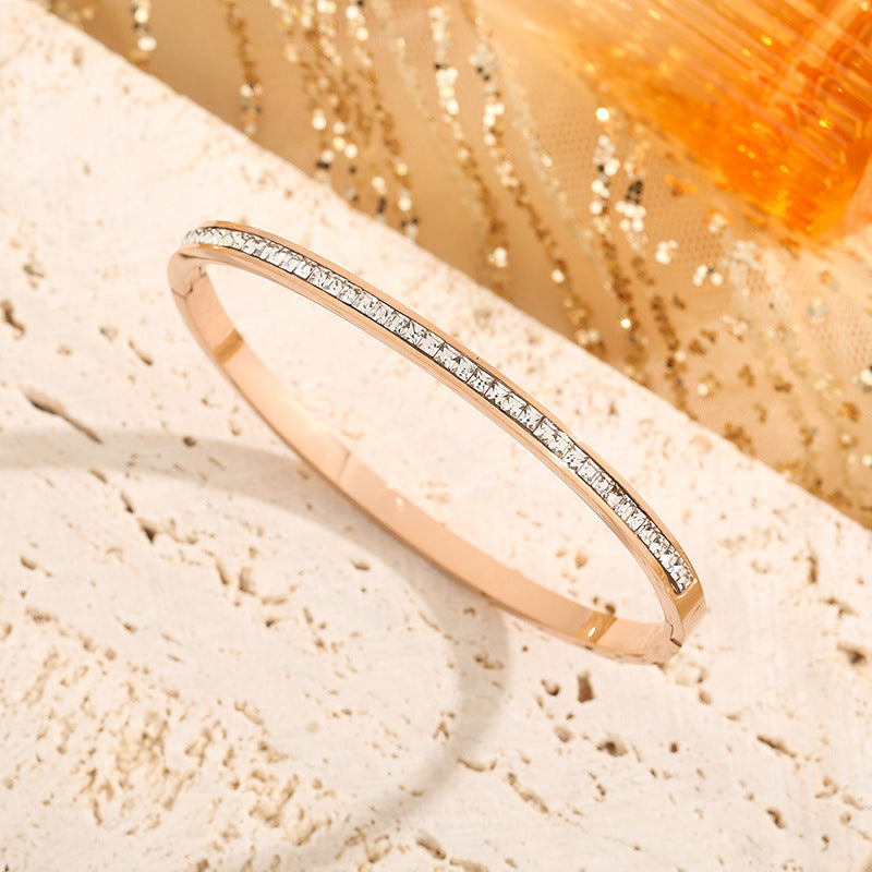 "Luxe Sparkle Bangle" – Eleganter Armreif mit funkelnden Steinen