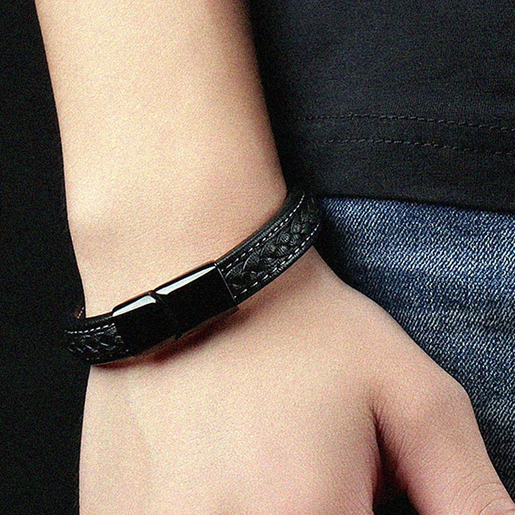 „Black Stitch“ – Kunstleder & Edelstahl