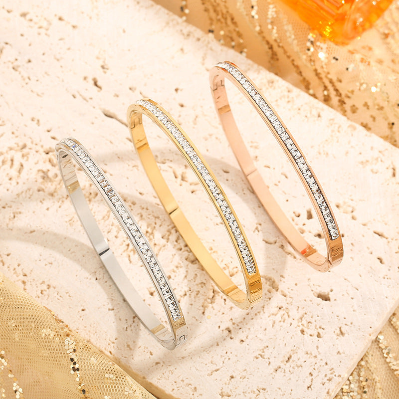 "Luxe Sparkle Bangle" – Eleganter Armreif mit funkelnden Steinen
