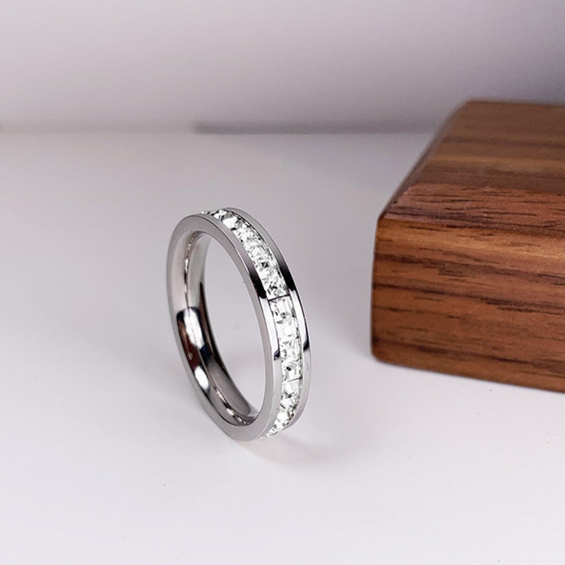 „Zafina“ – Eleganter Ring mit funkelnden Schmucksteinen