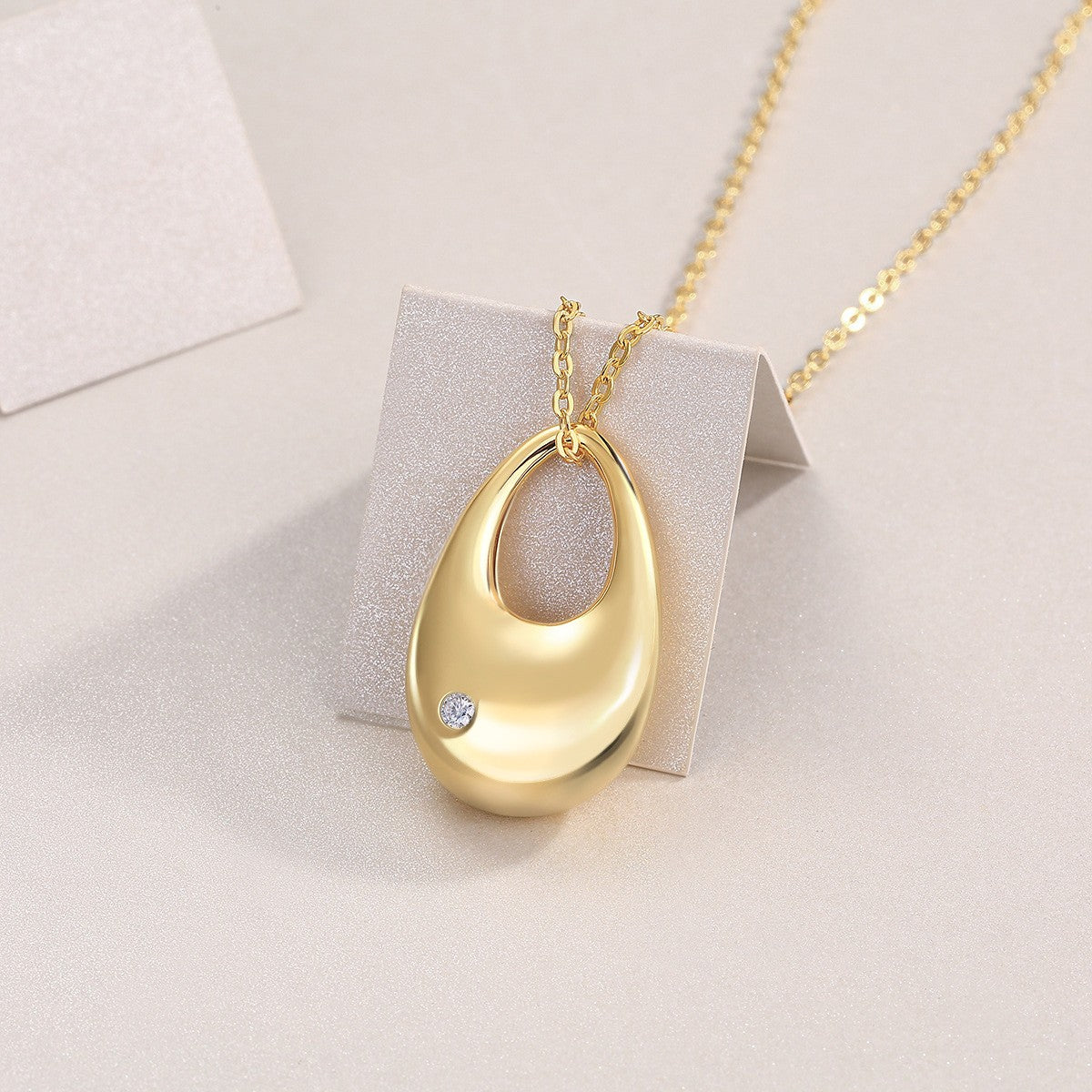 "GoldenDrop"- Tropfenkette mit funkelndem Stein